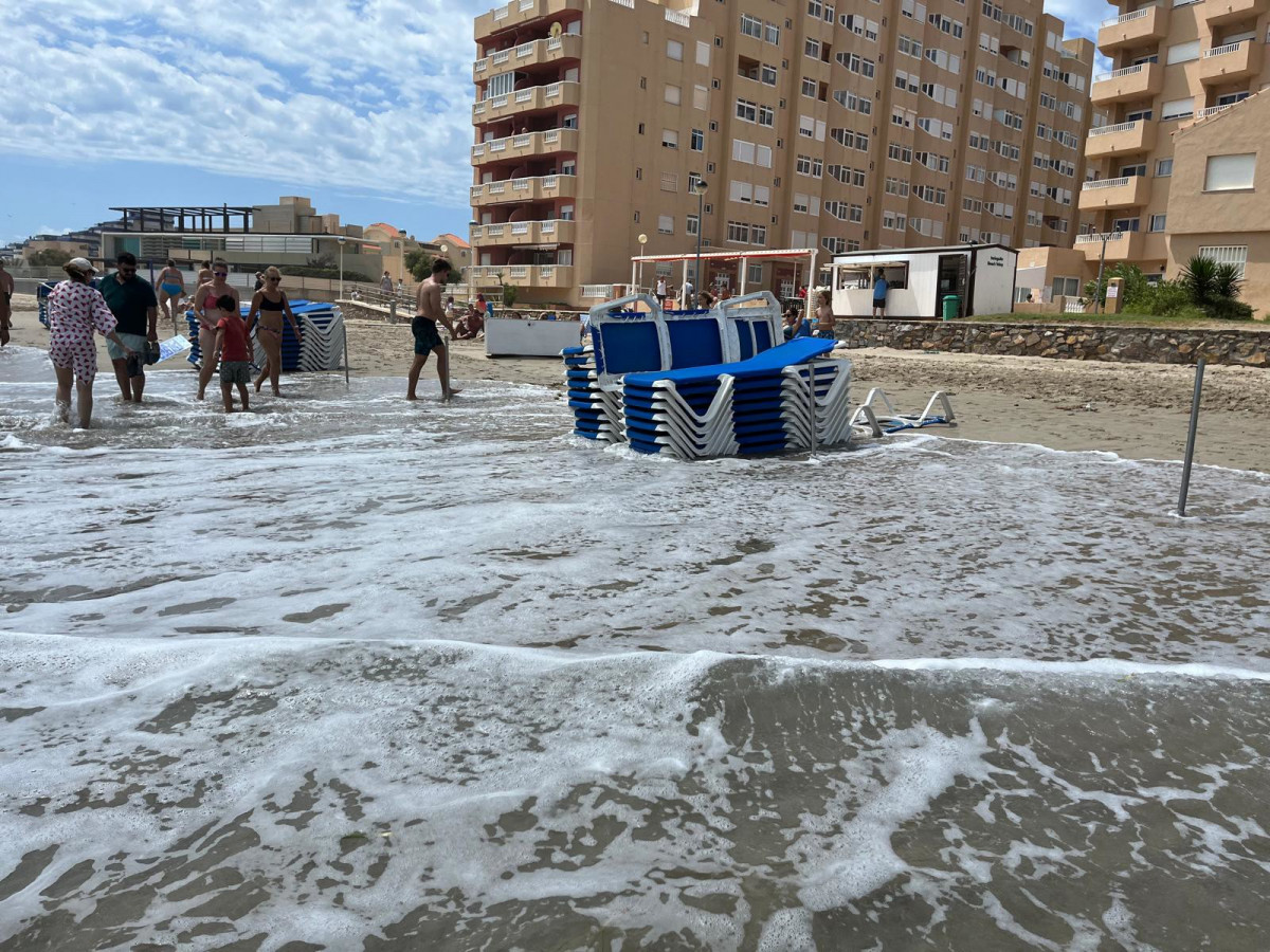 Consecuencias del temporal en la Playa del Galúa y Marchamalo, a 25 de julio de 2025, en La Manga, Cartagena, Región de Murcia (España).