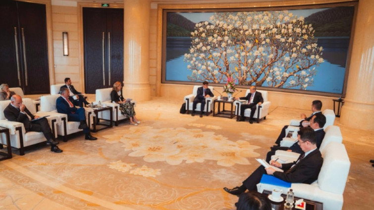 La apuesta audaz de Catalunya: ¿Cómo impacta el viaje de Illa a China en el Tablero Global?