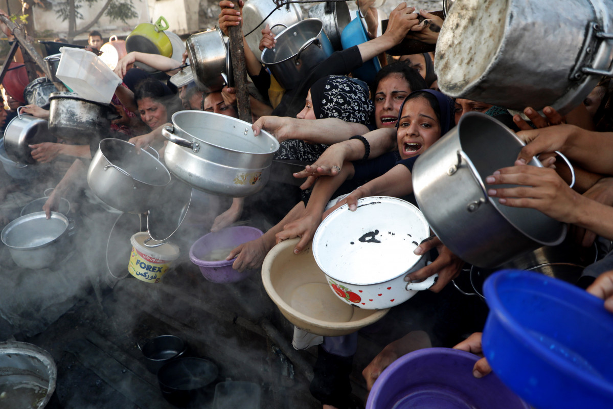 EuropaPress 6874951 beijing july 22 2025    palestinians wait to receive food in the al rimal