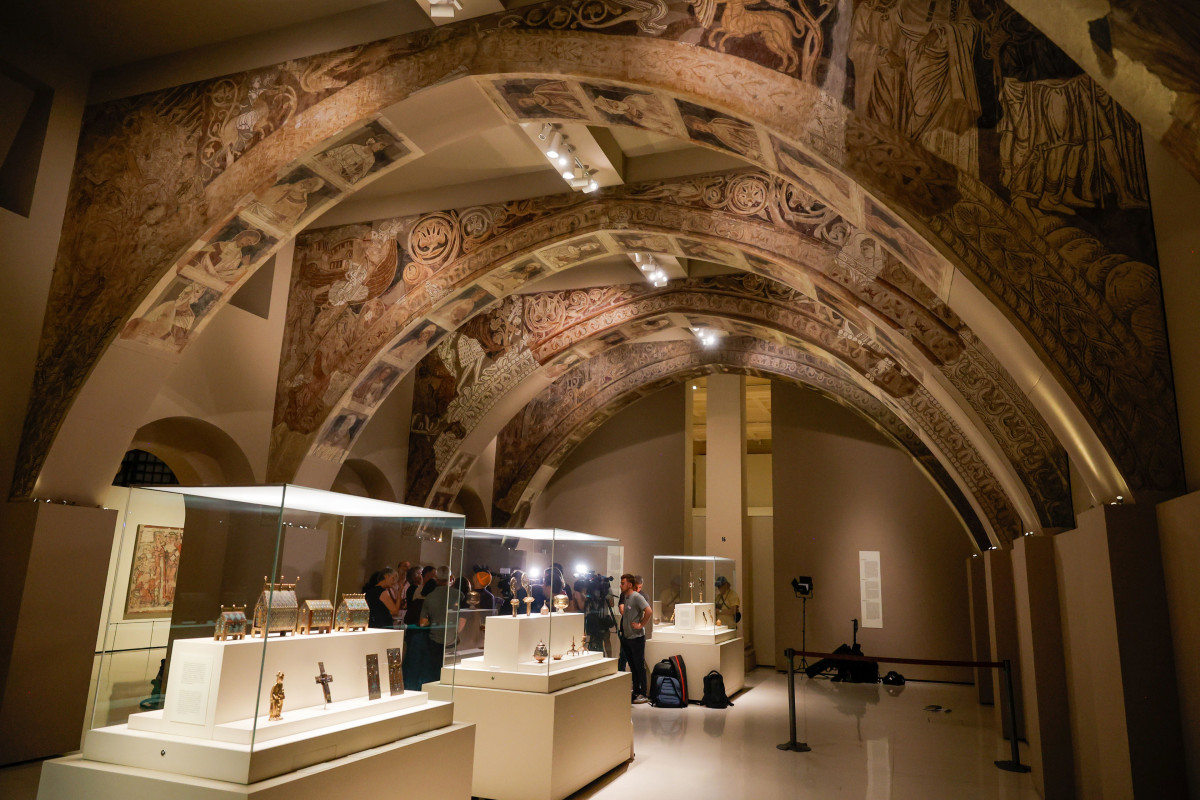 Archivo - Varias personas observan las pinturas murales del Monasterio de Sijena expuestas en el Museu Nacional d’Art de Catalunya (MNAC)