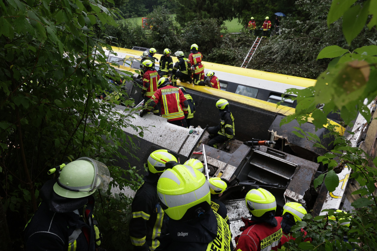 EuropaPress 6877740 27 july 2025 riedlingen rescue workers search for passengers in derailed
