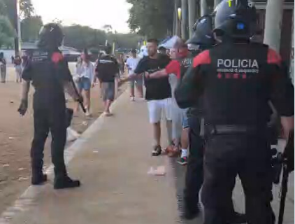 Graves incidentes en Les Santes de Mataró: tres detenidos y ocho denuncias por enfrentarse a los Mossos