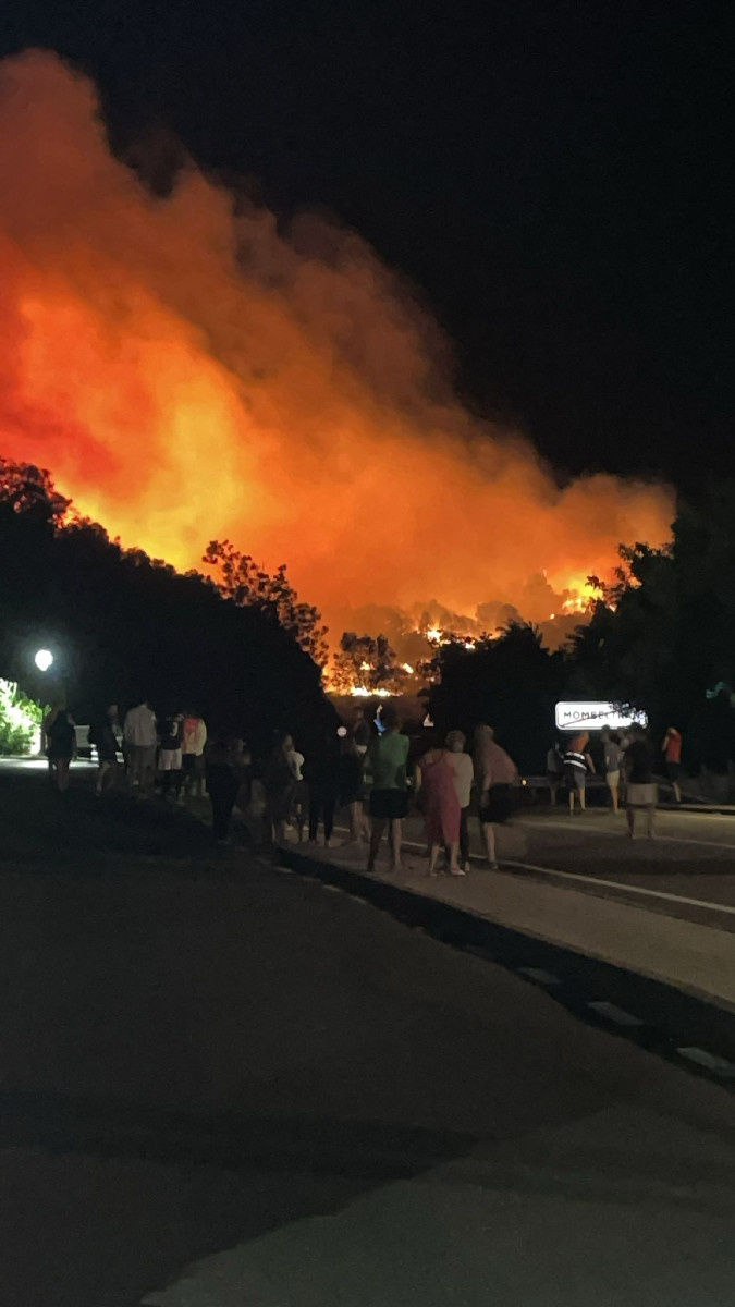 VIDEO: Incendio en Barranco de las Cinco Villas obliga al confinamiento parcial de Mombeltrán