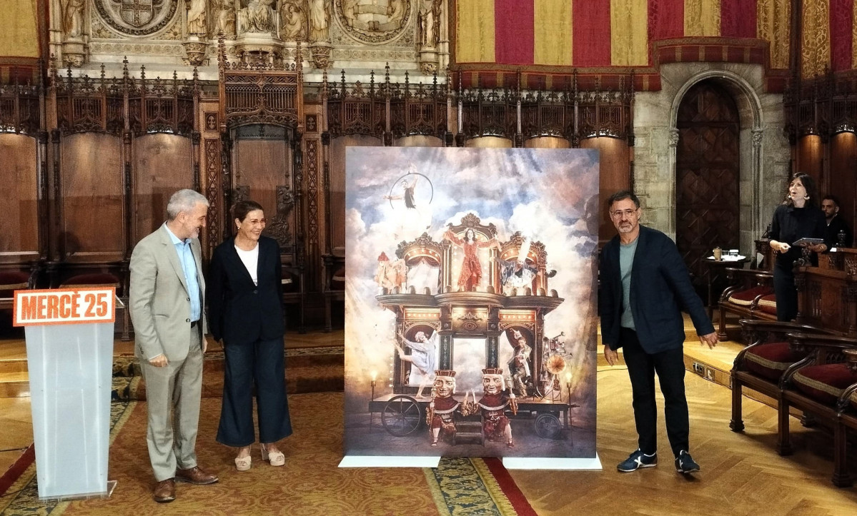 La actriz Emma Vilarasau, el alcalde de Barcelona Jaume Collboni y el artista Lluís Danés junto al cartel de la Mercè 2025 durante su presentación la semana pasada