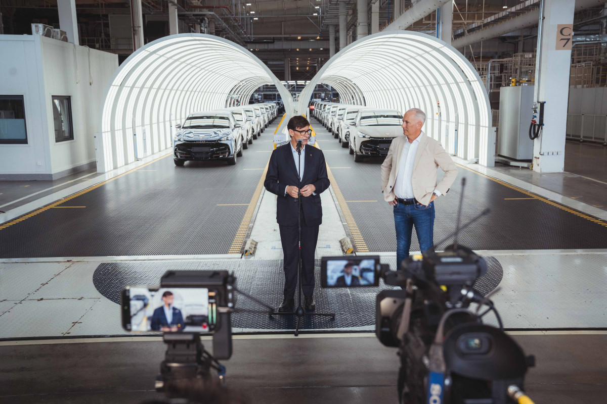 El presidente de la Generalitat, Salvador Illa, durante la visita la planta de Volkswagen en Hefei (China) junto al presidente interino de Seat S.A, Marcus Haupt este miércoles.