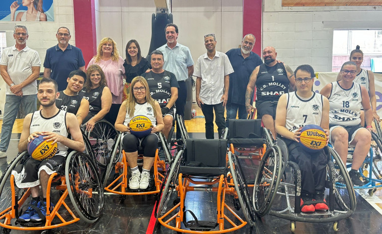 La Fundación ONCE entrega tres sillas de ruedas al Club Bàsquet Mollet para impulsar el deporte inclusivo
