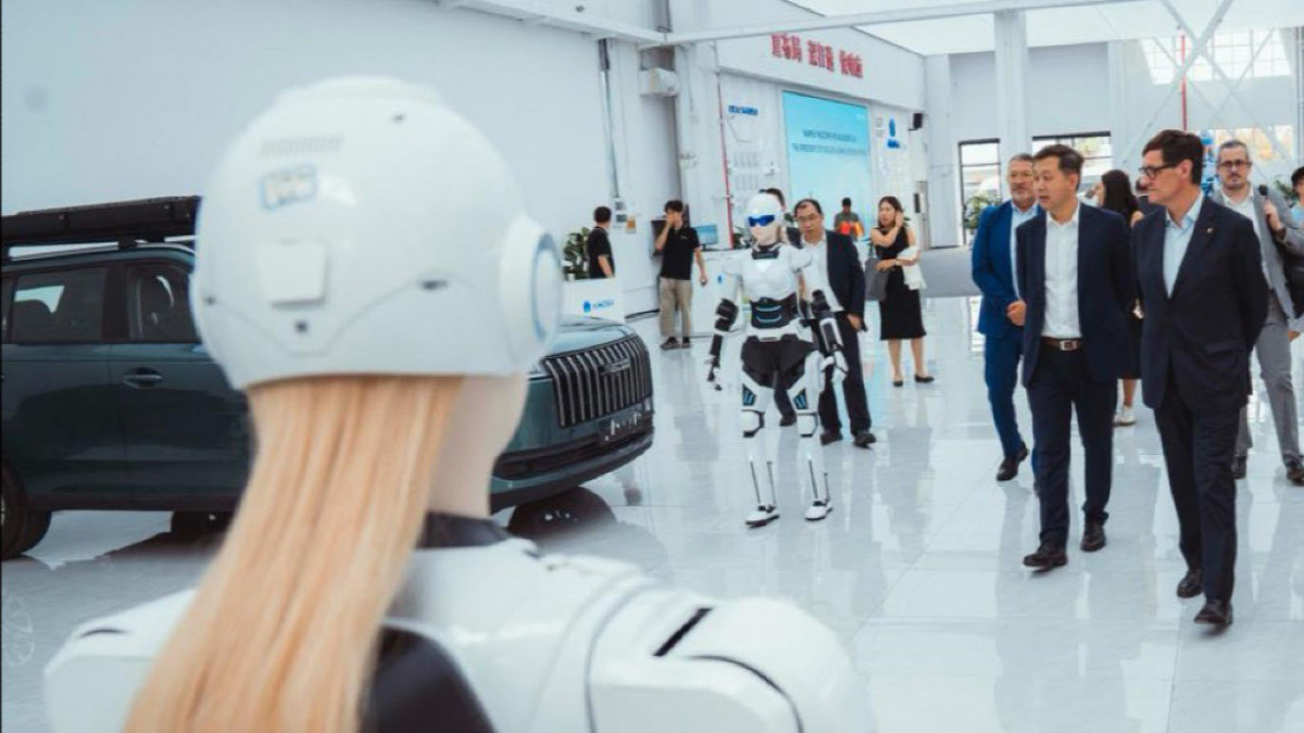 El presidente de la Generalitat, Salvador Illa, durante su visita a la sede central de Chery en Wuhu (China) este miércoles