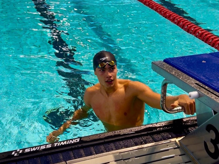 Luca Hoek bate el récord de España de los 100 libres y se mete en semifinales del Mundial de Singapur