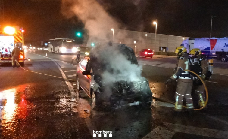 Dos vehículos incendiados en el Tarragonès durante la Noche