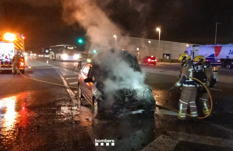 Dos vehículos incendiados en el Tarragonès durante la Noche