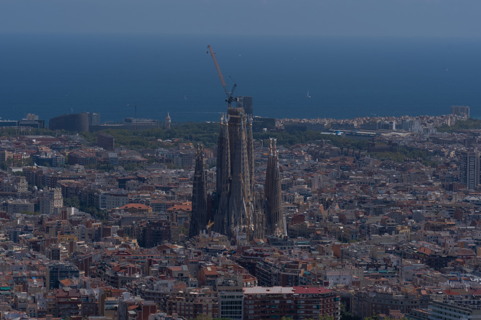 Archivo - Vista panorámica de Barcelona, con La Basílica de la Sagrada Familia al fondo, a 5 de agosto de 2024, en Barcelona, Catalunya (España).