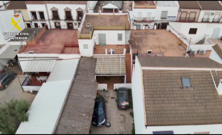 Vídeo: la Guardia Civil detiene a un prófugo tras una  persecución por las azoteas