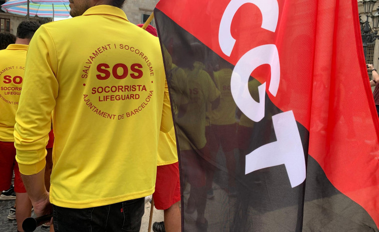 Los socorristas de Barcelona inician una huelga indefinida para reclamar mejoras laborales
