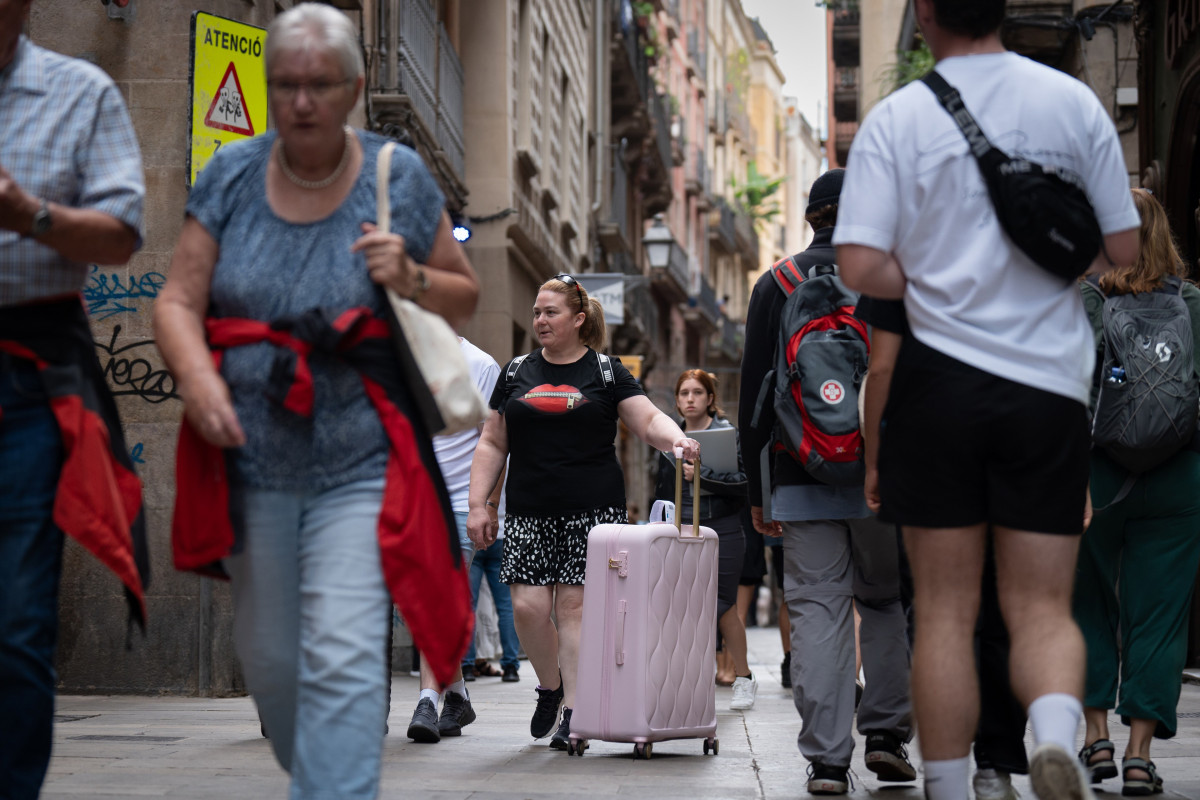Archivo - Diversos turistes al centre de Barcelona