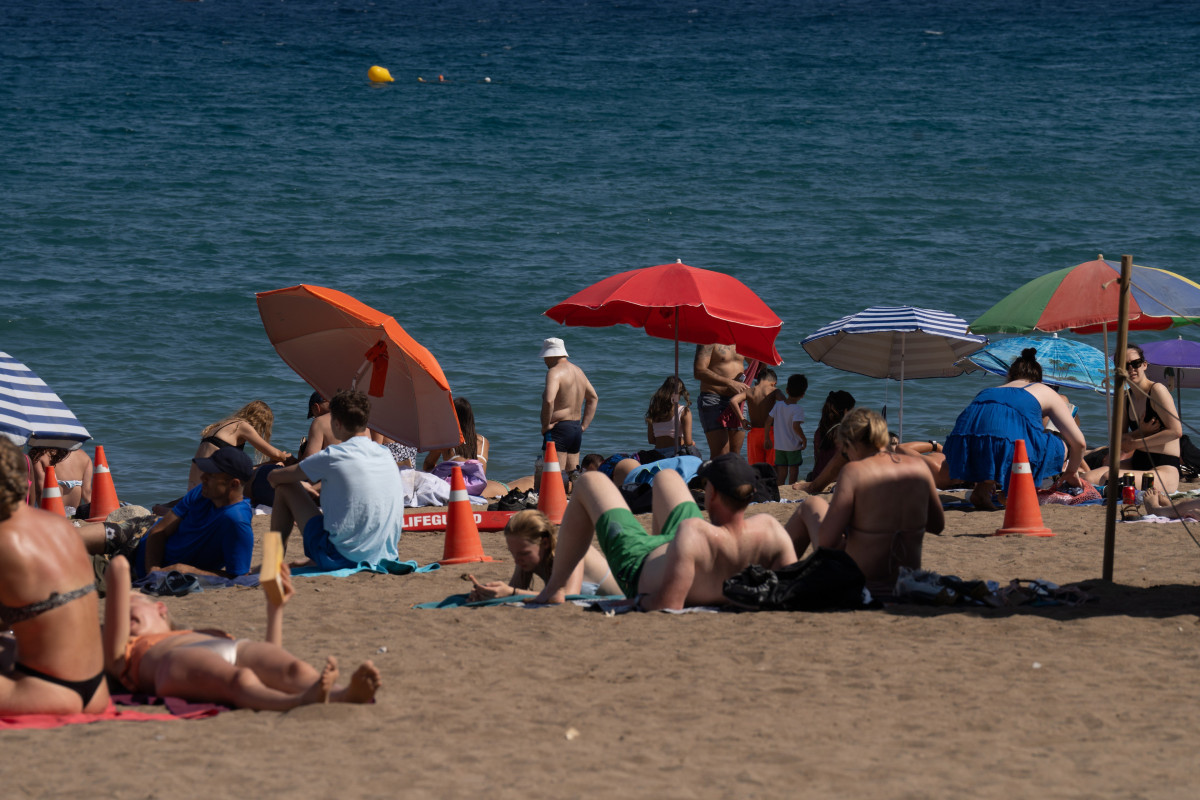 Archivo - Varias personas en la playa