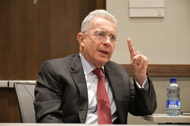 Uribe, condenado a doce años de arresto domiciliario por manipulación de testigos y fraude procesal