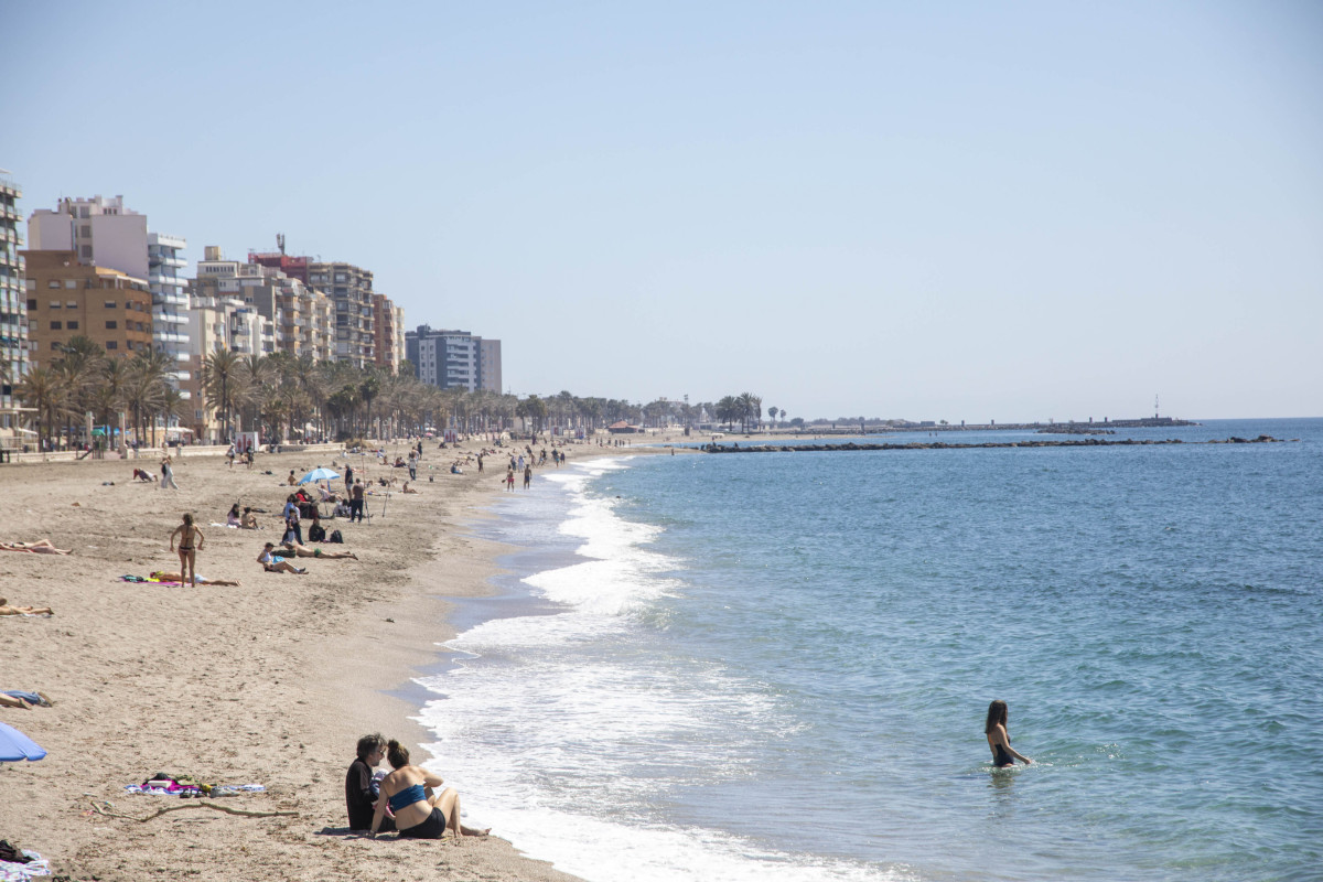 EuropaPress 6609656 banistas almerienses tomando sol playa zapillo almeria 28 marzo 2023