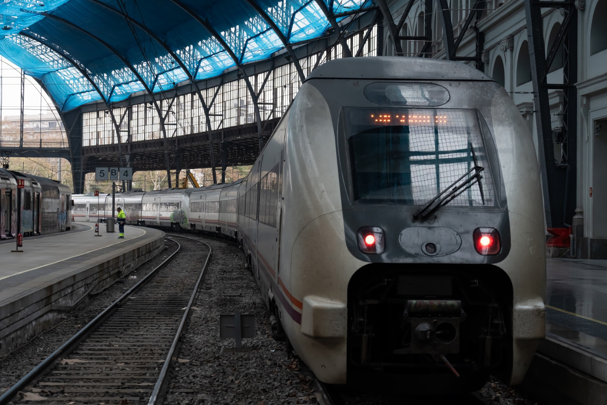 Archivo - Un tren en la estación de Francia, donde opera Rodalies.