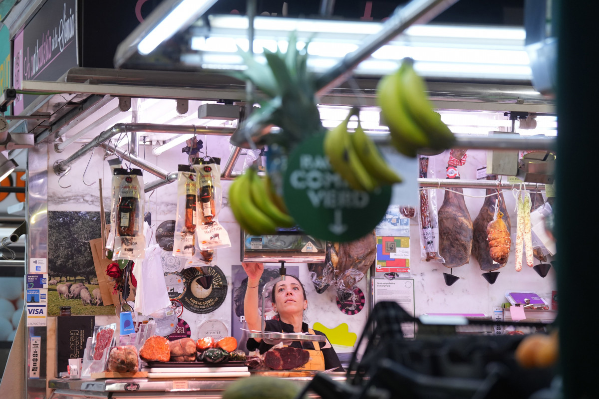 Interior del Mercado de l'Estrella en Barcelona
