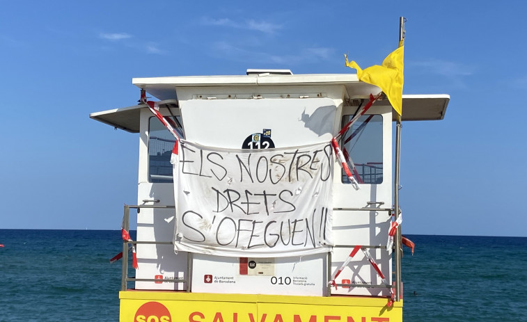 Turistas y muñecos de socorristas marcan el primer fin de semana de huelga en Barcelona