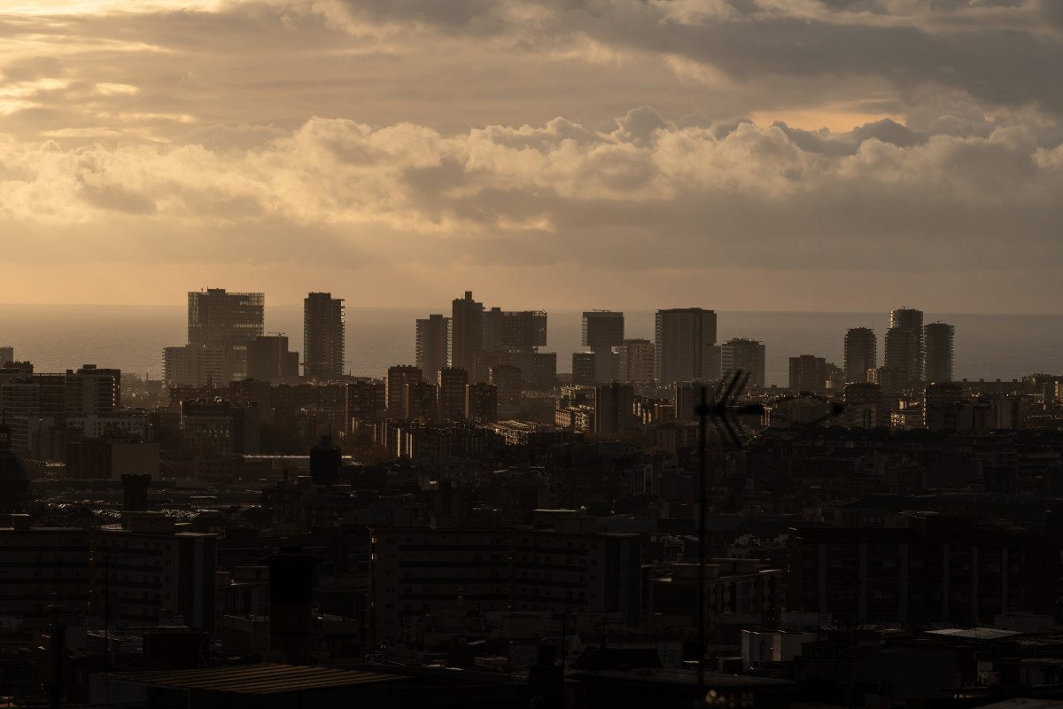 Archivo - Panorámicas de Barcelona desde el Mirador de Torre Baró, a 12 de diciembre de 2024, en Barcelona, Catalunya (España).