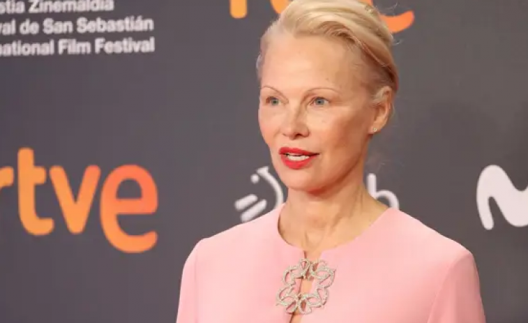 El romance que nadie esperaba: Liam Neeson y Pamela Anderson, la nueva pareja de Hollywood