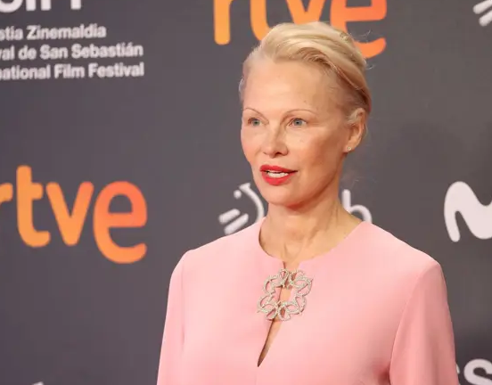 El romance que nadie esperaba: Liam Neeson y Pamela Anderson, la nueva pareja de Hollywood