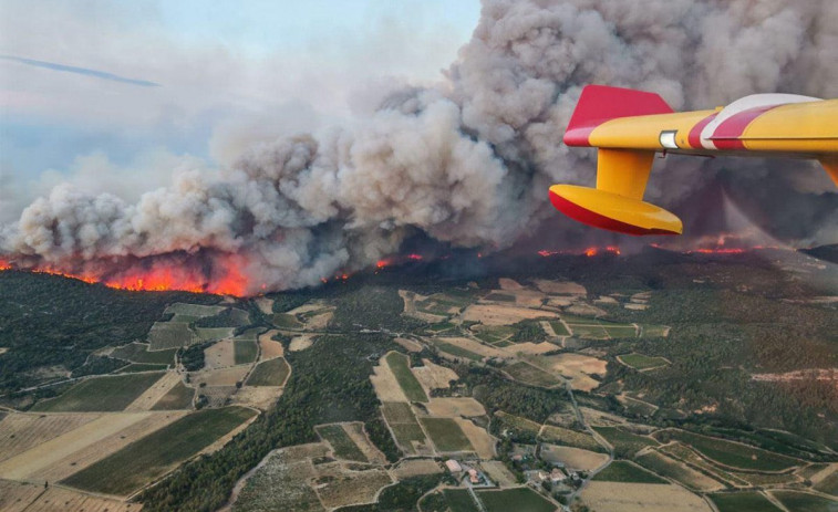 El incendio de Aude ya quema 12.000 hectáreas, deja un muerto y alcanza a la Catalunya Nord