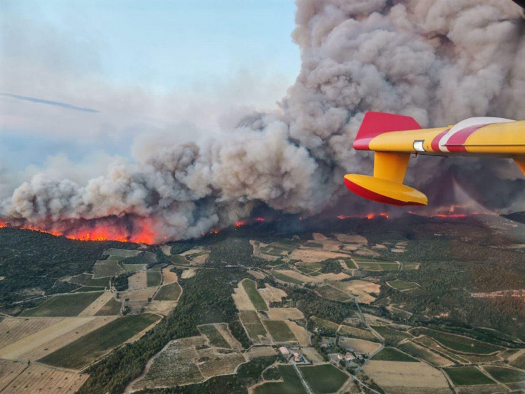 El incendio de Aude ya quema 12.000 hectáreas, deja un muerto y alcanza a la Catalunya Nord