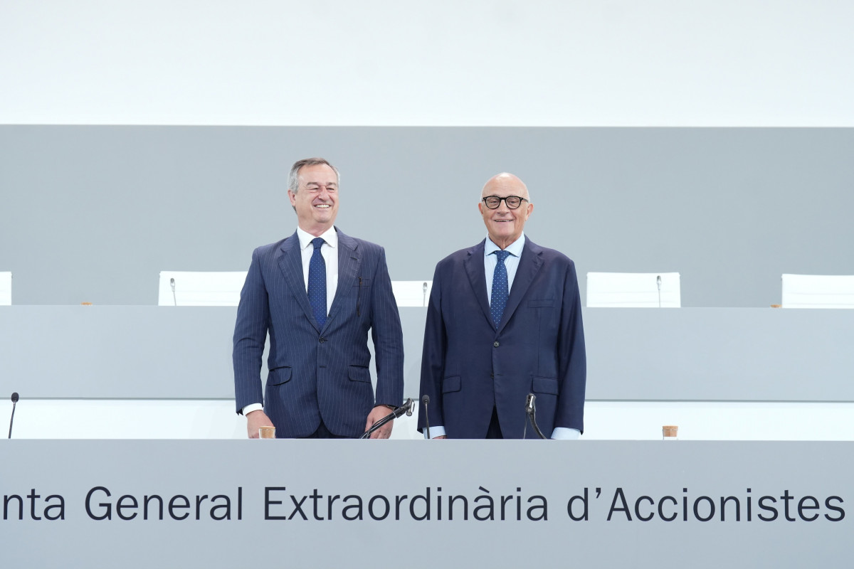 El CEO del Banco Sabadell, César González-Bueno (i), y el presidente del Banco Sabadell, Josep Oliu (d) durante la junta general extraordinaria de accionistas de Banco Sabadell, a 6 de agosto de 202