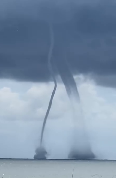 VIDEO: turistas relatan su encuentro con dos tornados marinos
