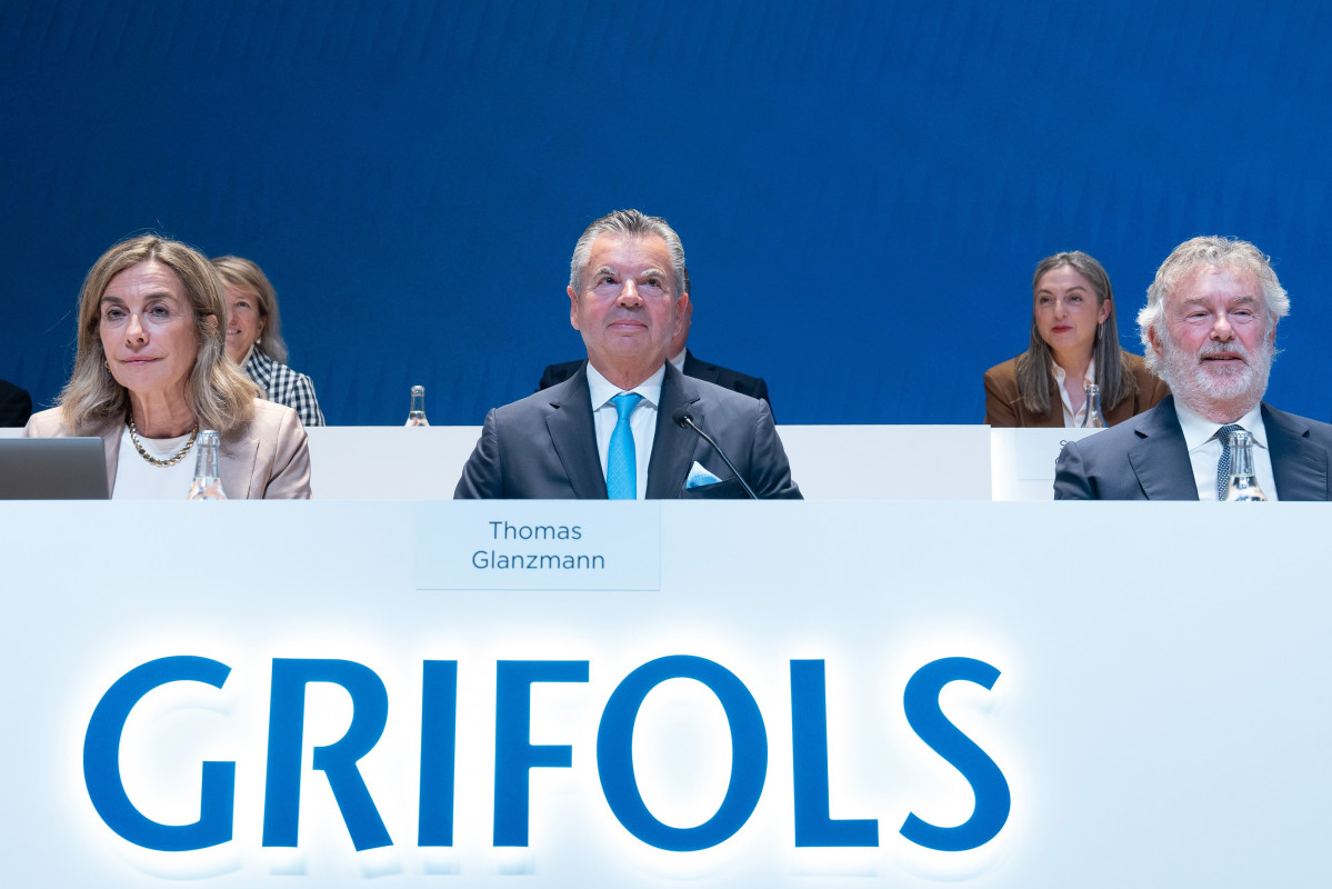 Archivo - (I-D) La secretaria Núria Martín; el consejero y exCEO Thomas Glanzmann, y el consejero Tomás Dagá, durante la junta general de accionistas de Grifols, a 5 de junio de 2025, en Sant Cuga
