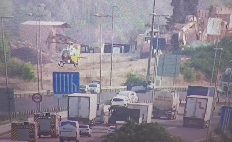 Un helicóptero aterriza en la AP-7 en Sant Cugat para atender a los heridos de turismo volcado