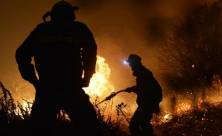 Controlan un flanco del incendio de Las Médulas, pero el viento amenaza a nuevas localidades