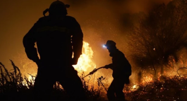 Controlan un flanco del incendio de Las Médulas, pero el viento amenaza a nuevas localidades