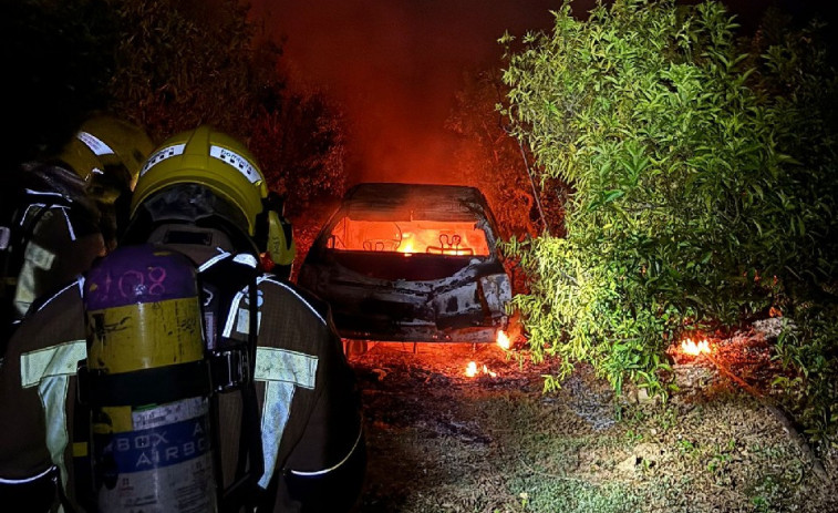 Siete vehículos calcinados en una serie de incendios en Catalunya