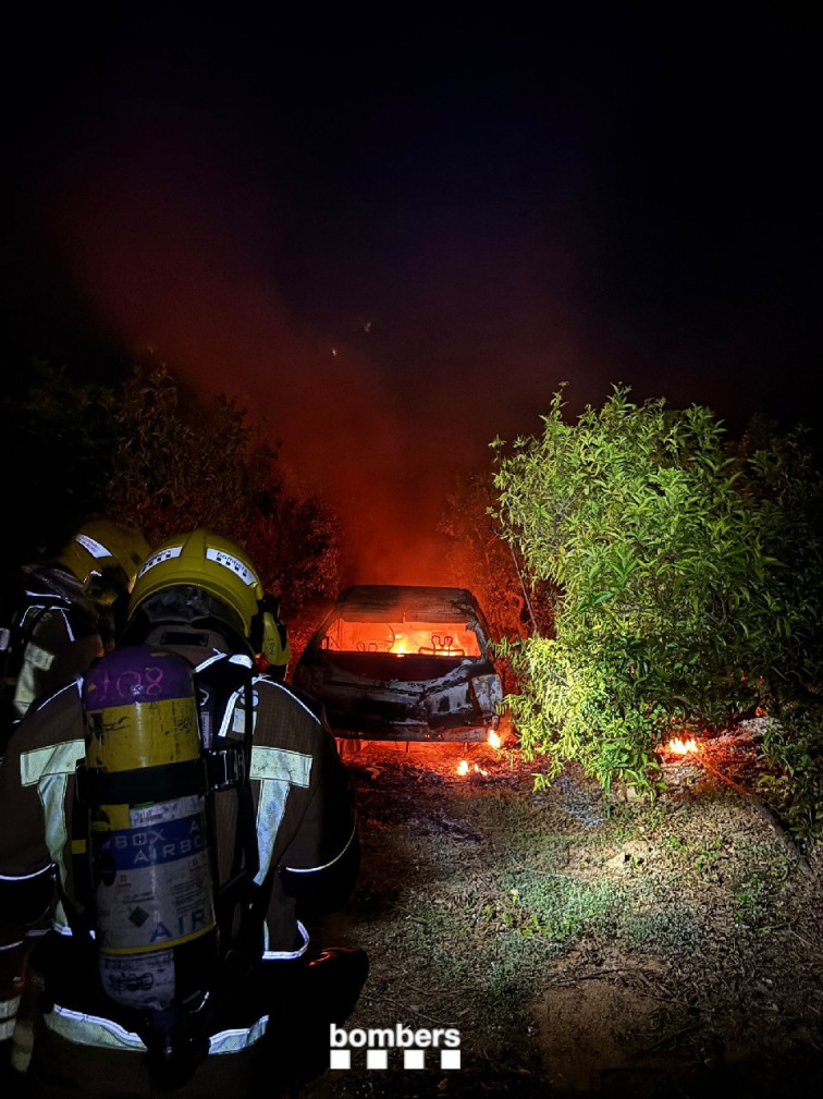 Siete vehículos calcinados en una serie de incendios en Catalunya