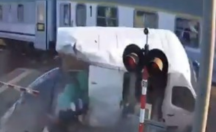 VIDEO: una furgoneta fue arrollada por un tren de alta velocidad