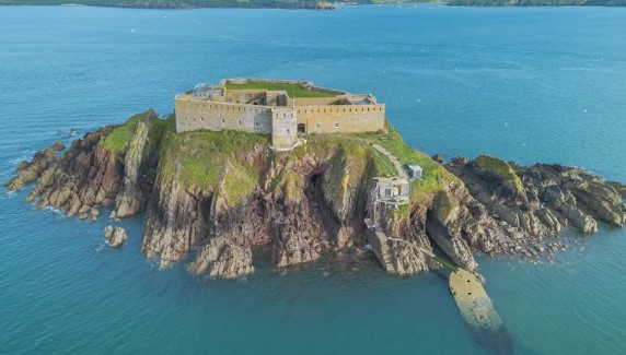 En venta una isla privada con fuerte del siglo XIX