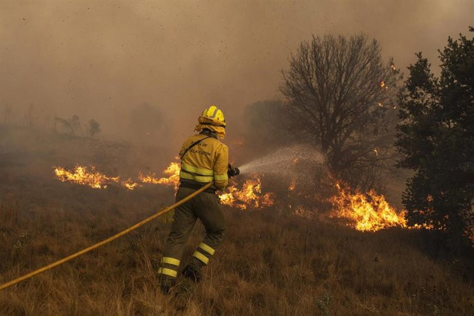 El incendio de León penetra en Las Médulas y obliga al desalojo de más de 700 personas