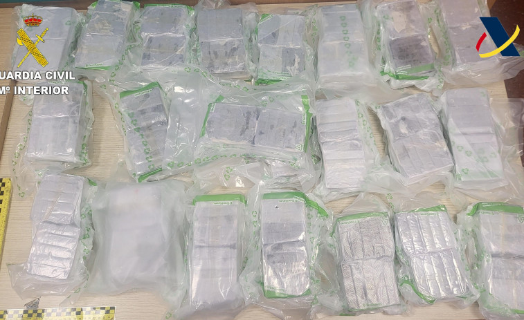 La Guardia Civil detiene a dos jóvenes daneses con 42 kilos de hachís en el Aeropuerto de Barcelona