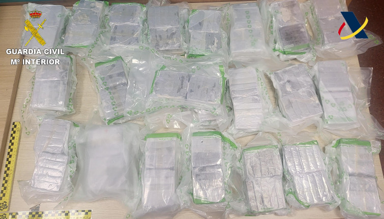 La Guardia Civil detiene a dos jóvenes daneses con 42 kilos de hachís en el Aeropuerto de Barcelona
