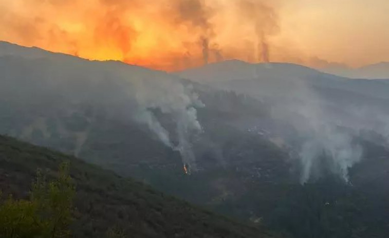 Imágenes impactantes de los incendios: Las Médulas, Tarifa y Tres Cantos, con un muerto, en máxima alerta