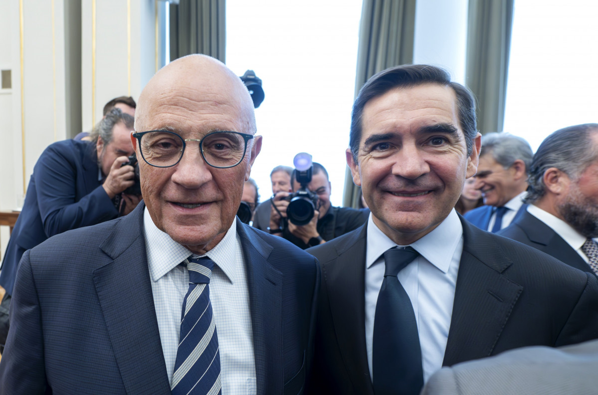 Archivo - El presidente del BBVA, Carlos Torres Vila (d), y el presidente del Banco Sabadell, Josep Oliu (i), durante la ceremonia de toma de posesión del nuevo gobernador del Banco de España, en el