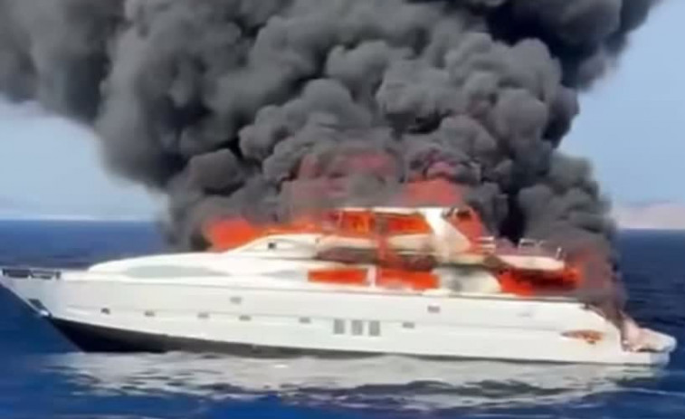 VIDEO: un yate  de lujo en España se hunde tras un incendio incontrolable