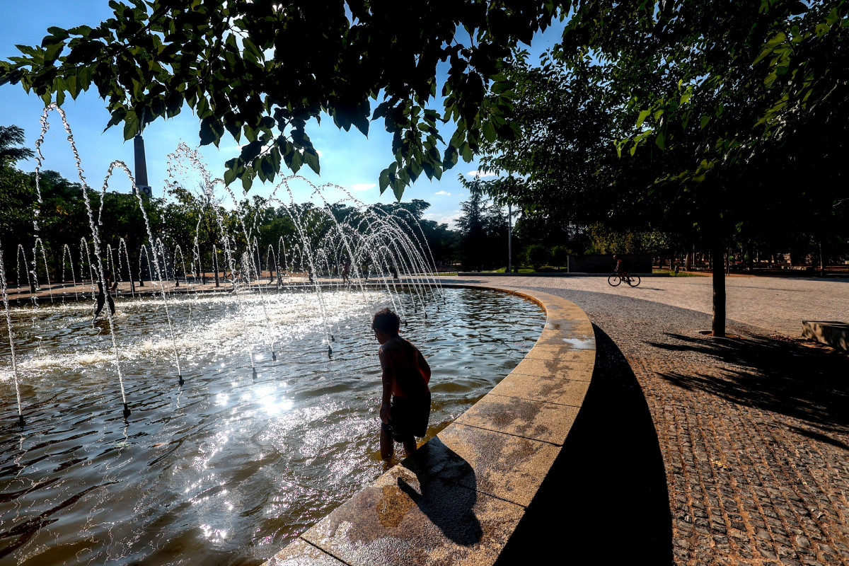 Archivo - Un niño se refresca en una fuente en el parque Madrid Río, en Madrid (España).