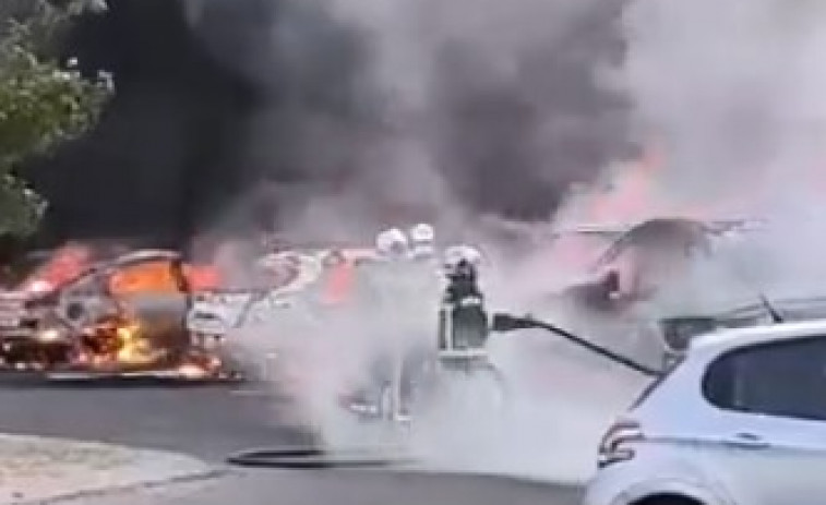 VIDEO: 10 coches calcinados en un incendio en el parking