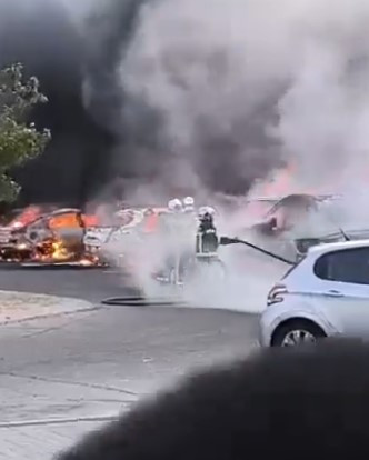 VIDEO: 10 coches calcinados en un incendio en el parking