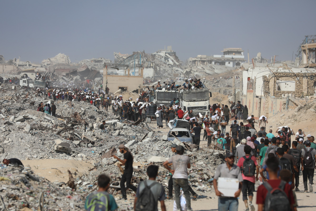 EuropaPress 6888693 august 2025 gaza city gaza strip palestinian territory palestinians carry