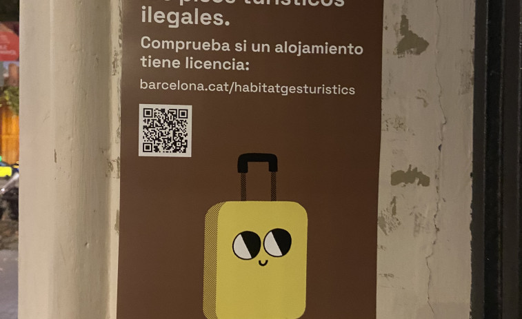 Carteles con QR en los portales: la nueva herramienta de Barcelona para denunciar pisos turísticos ilegales